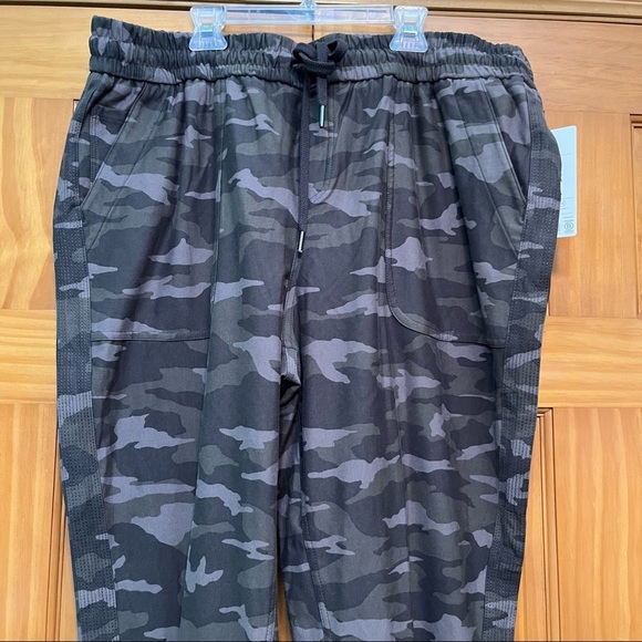 Athleta Farallon Green Camouflage Joggers Size 18 NWT - Picture 2 of 11